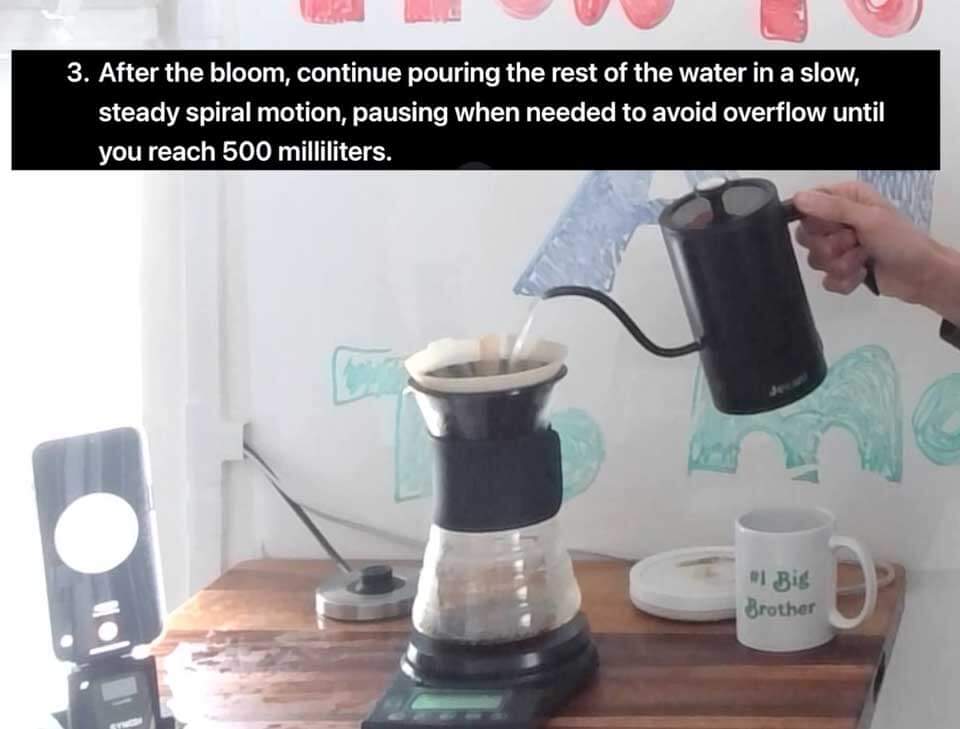 Pour the boiled water in a spiral fashion until 500ml is reached
